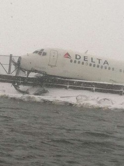Pesawat Delta 1086 Tergelincir di New York, 24 Orang Cedera