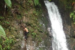 Petualangan ke Air Terjun Batu Dinding di Riau