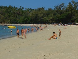Pantai di Phuket Favorit Para Bule Seksi