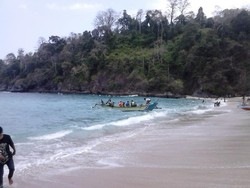 Asyiknya Liburan di Teluk Hijau, Banyuwangi