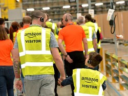 Beda! Wisata ke Gudang Toko Online di Inggris