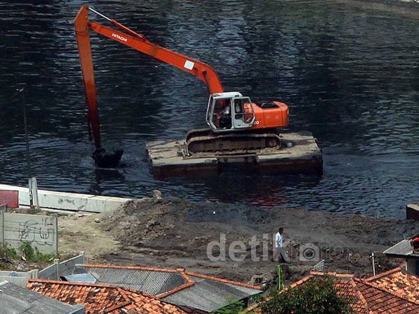 Eskavator Angkat Lumpur Kali Krukut