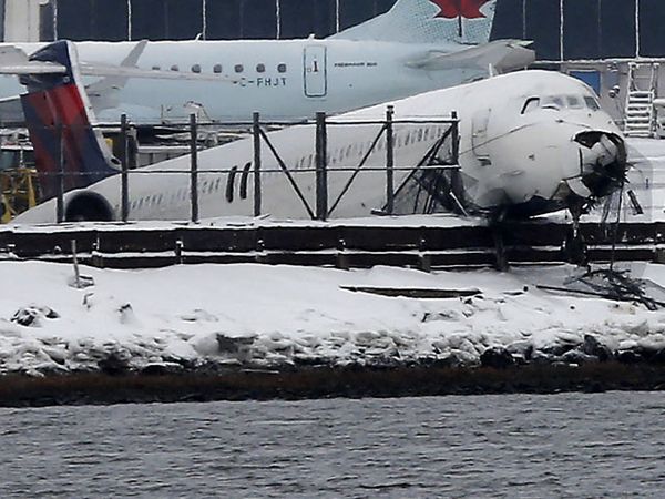 Pesawat Delta Tergelincir di Bandara New York