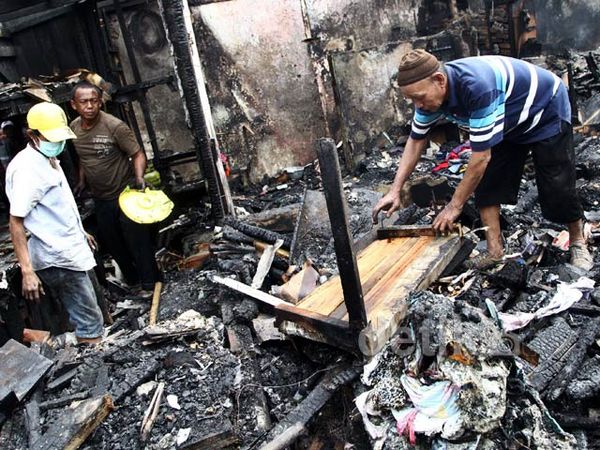 Mengais Sisa Kebakaran di Tanah Abang