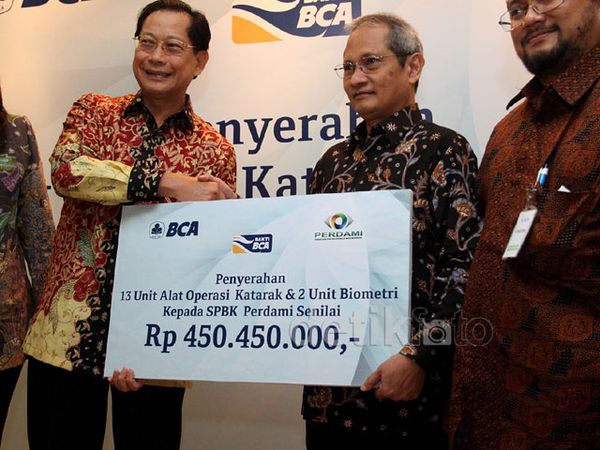 Bakti BCA Serahkan 13 Alat Operasi Katarak