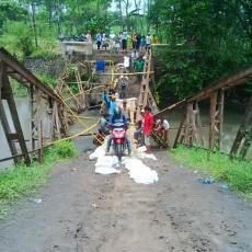 Jembatan Darurat Menghubungkan Dua Kecamatan Dibangun Warga