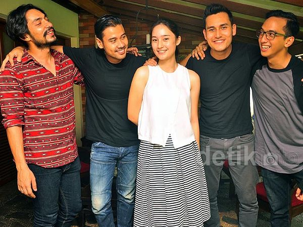 Tatjana Saphira Diapit 4 Cowok Keren 'Negeri Van Oranje'