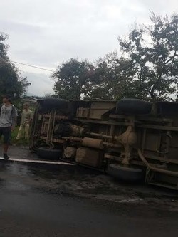 Minibus Terguling di Tol Cileunyi Arah Bandung, Arus Lalin Padat Merayap