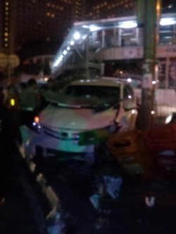 Toyota Avanza Tabrak Traffic Light di Bunderan HI Hingga Rusak Parah