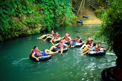 Asyiknya Basah-basahan di Gua Pindul