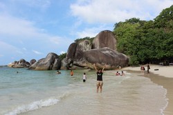 Pantai Tanjung Tinggi di Belitung yang Keren Banget