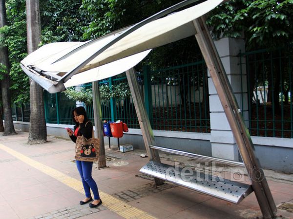 Halte di Kawasan Senayan Sudirman Mau Roboh