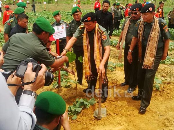 Panglima TNI Tanam Pohon di Perbatasan Kalbar