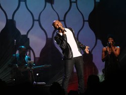Jazz Cinta dari Kenny Lattimore dan Dewa Budjana di JJF 2015