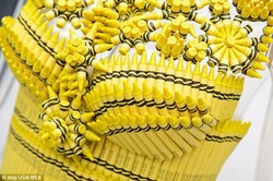 Bisa Tebak Gaun Cantik Buatan Desainer Ini Terbuat Dari Apa?