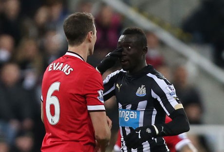 Buntut Aksi Ludah-meludah, Cisse dan Evans Dihukum Berat