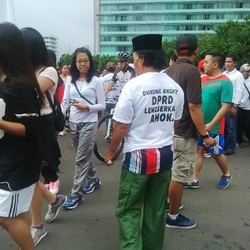 Pendukung Ahok Adu Mulut dengan Pendukung DPRD di Bundaran HI