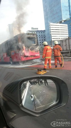 TransJ Merek Zhong Tong yang Terbakar di Jl Gatot Subroto Baru Diservis
