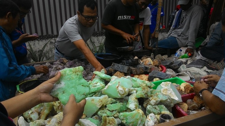 Begini Suasana Demam Batu  di Pasar Akik Terbesar di 