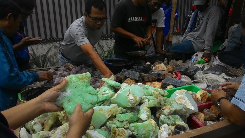 Begini Suasana Demam Batu di Pasar Akik Terbesar di Begini Suasana Demam Batu di Pasar Akik Terbesar di