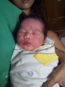 Bayi Imut Ini Ditinggalkan Ibunya di Depan Rumah Warga di Tambora