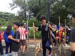 Sosialisasi Permainan Tradisional, Enggrang dan Gasing Eksis di CFD Sosialisasi Permainan Tradisional, Enggrang dan Gasing Eksis di CFD