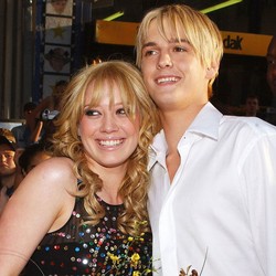 Gagal Move On 11 Tahun dari Hilary Duff, Aaron Carter Akhirnya Menyerah?