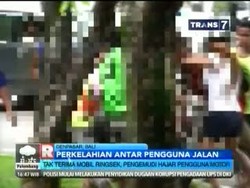 Pengemudi Mobil dan Pemotor Baku Pukul di Jalanan