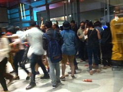 Berebut Nonton Christina Perri, Penonton Desak-desakan