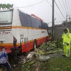 Brak..! Bus Harapan Jaya Tabrak Rumah, 8 Penumpang Terluka