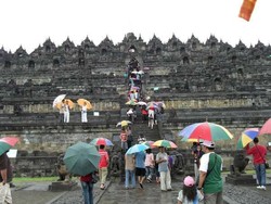 Cegah Aus, Tangga Candi Borobudur Dites Dilapisi Karet