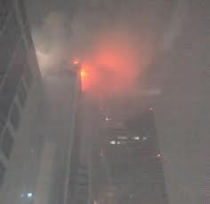 Hujan, Petugas Tetap Padamkan Kebakaran Wisma Kosgoro Tanpa Mobil Skylift