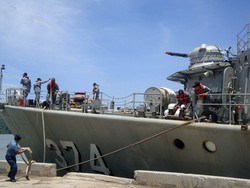 Dua Kapal Perang RI Amankan Perairan Nusakambangan