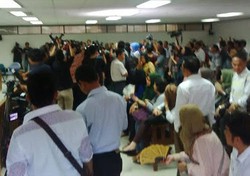 Jelang Vonis, Pendukung Romi Herton Padati Ruang Sidang