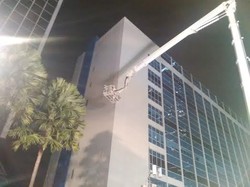 Optimalkan Pemadaman Api di Wisma Kosgoro, Damkar Gunakan Sky Lift