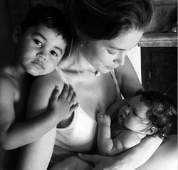 Hari Perempuan Internasional, Doutzen Kroes Pose dengan 2 Anaknya di Instagram