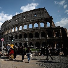Coret-coret Dinding Colosseum di Roma, 2 Turis Wanita Asal AS Ditangkap