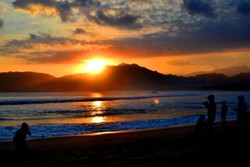 Sunset Mempesona di Pantai Pulau Merah, Banyuwangi
