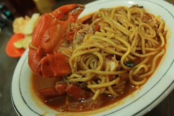 Mie Razali: Lentur Lembut Mie Berendam Kuah Berempah yang Kental