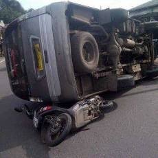 Sebuah Minibus Rombongan TKI Terguling Timpa Sepeda Motor