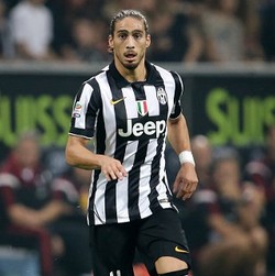 Cedera Saat Latihan, Caceres Naik Meja Operasi