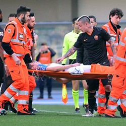 Patah Kaki di Dua Bagian, Gelandang Muda Chievo Segera Jalani Operasi