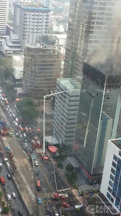 Penampakan Wisma Kosgoro yang Hangus Dilihat dari Gedung Pencakar Langit