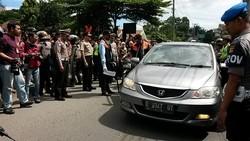 Tersangka Yana Disoraki Warga, Saksi Wiwin Tegang Tutupi Muka