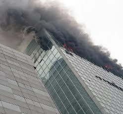 Api Makin Berkobar Besar di Wisma Kosgoro, ini Penampakannya