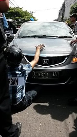 Saat Adegan Firman Masuk Kolong Mobil, Warga: Aduh Ya Allah!