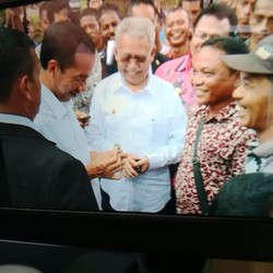 Saat Blusukan, Jokowi Diberi Kenang-kenangan Warga Sabang Cincin Giok Lavender