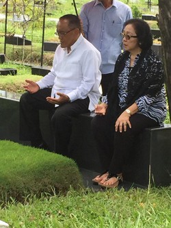 Jelang Kumpulkan DPD Golkar, Ical Ziarah ke Makam Ayah dan Ibu
