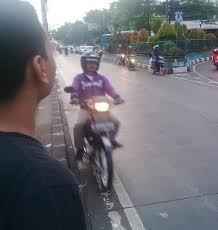 Pemandangan Rutin di Ciputat Saat Puluhan Pemotor Lawan Arah