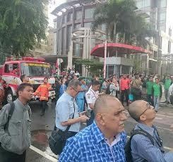 Pekerja Kantoran di Dekat Wisma Kosgoro Memilih Menonton Kebakaran